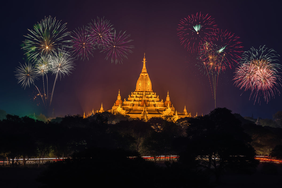 photo-wallpaper-fireworks-at-the-temple