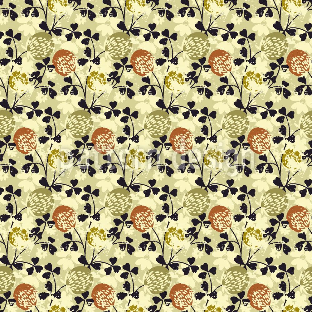 patterned-wallpaper-blooming-clover