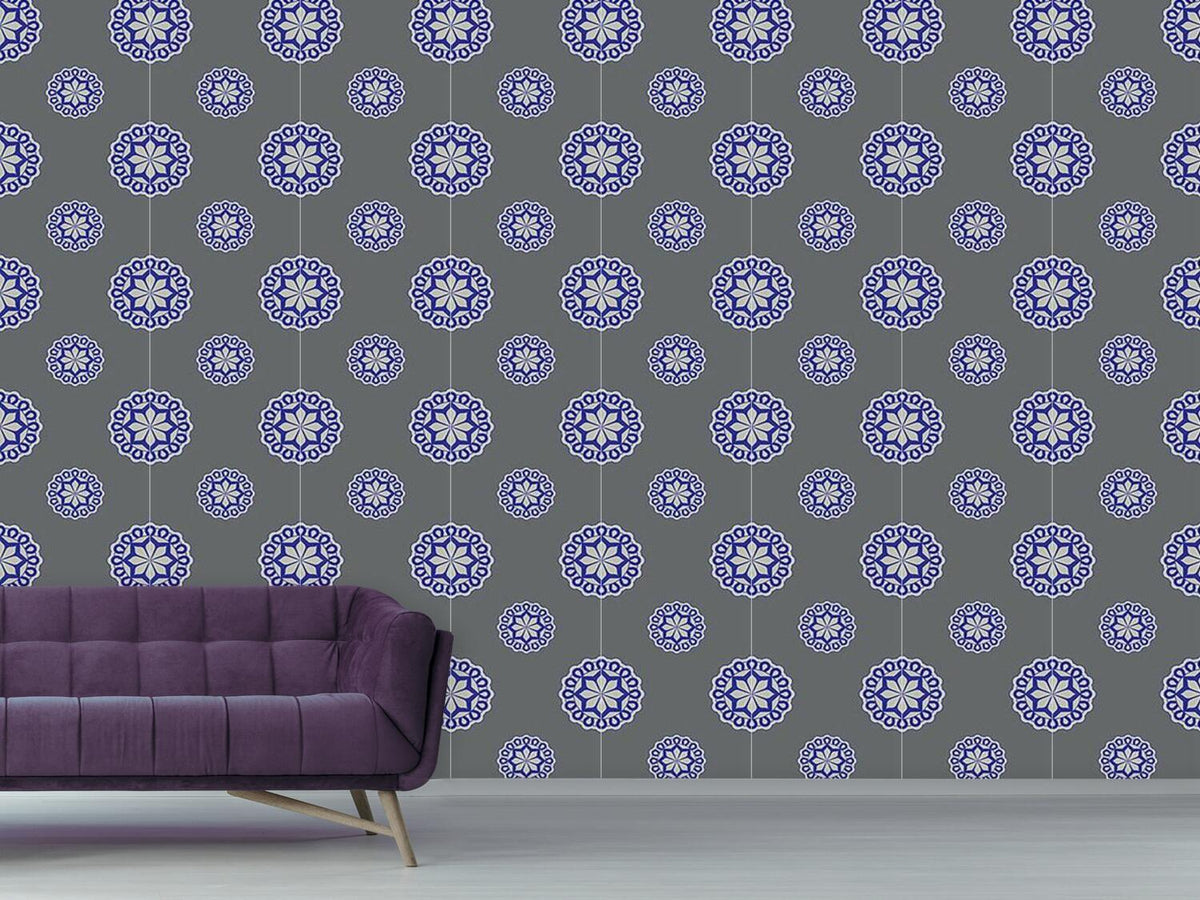 patterned-wallpaper-flower-emblem